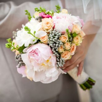 Букет невесты из пионовидных и кустовых роз «Сегодня ночью»