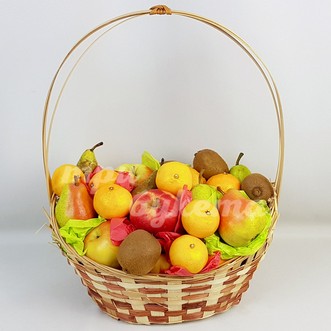 Фруктовая корзина с яблоками, апельсинами и грушами