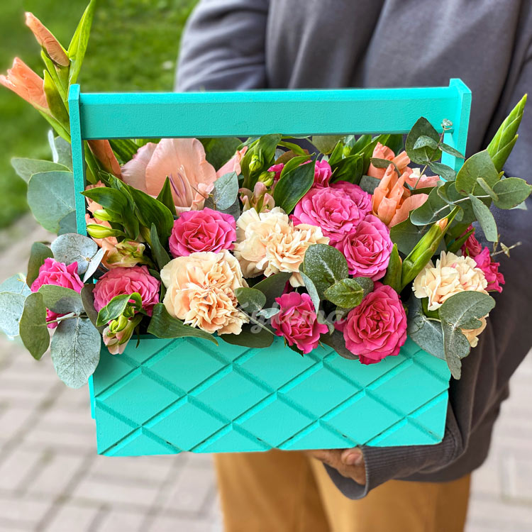 Розы и гвоздика в ящичке (на фоне брусчатки)