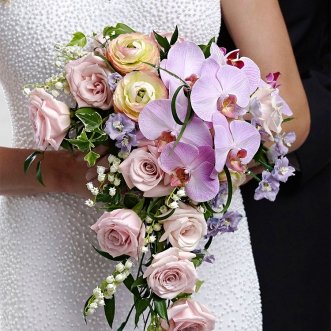 Букет невесты из ранункулюсов и орхидей «Небо в алмазах»