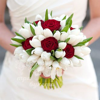 Букет невесты из белых тюльпанов и красных роз
