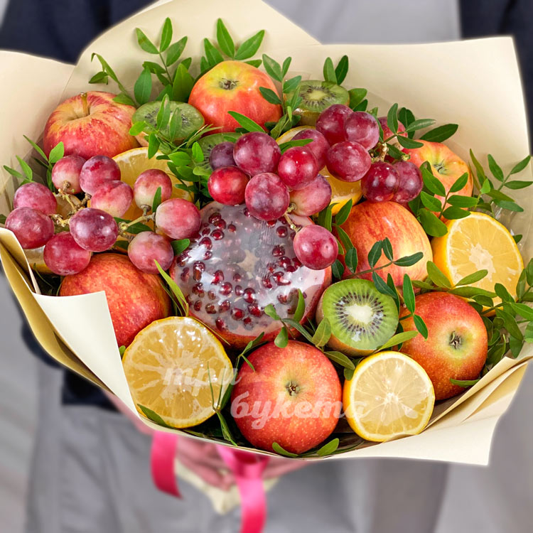 Букет из граната и винограда (крупный план)