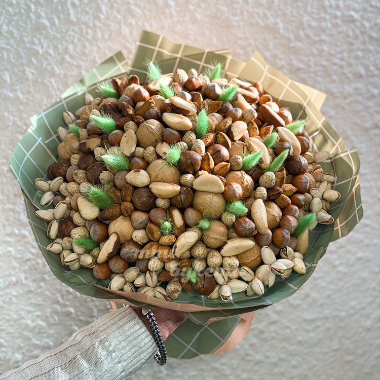 Букет из орехов и пшеницы (на фоне стены)