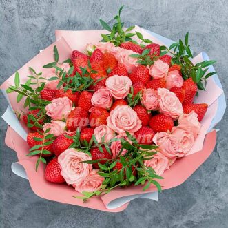 Букет из клубники и розовых роз