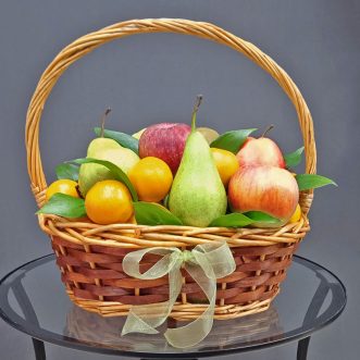 Корзина апельсинов, яблок и груш