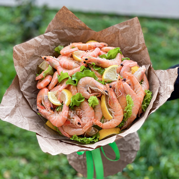 Букет из креветок, лимона и салата (вид сверху)