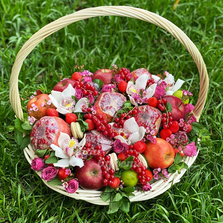 Корзина с цветами, ягодами и фруктами (на траве)