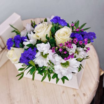 Маленькая коробка хризантем и роз