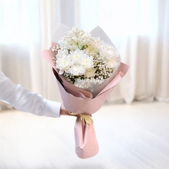 buket-iz-belyh-hrizantem-s-gipsofiloj