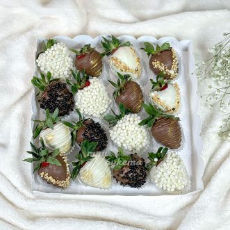 korobka-iz-klubniki-v-shokolade-s-prisypkoj
