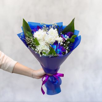 sinij-buket-hrizantem-orhidej-i-gipsofily